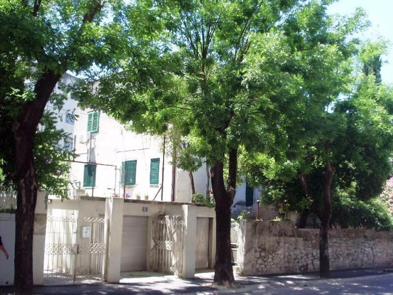 Guest House With Garden - Zuvan Split Bagian luar foto