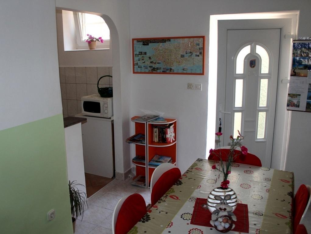 Guest House With Garden - Zuvan Split Bagian luar foto