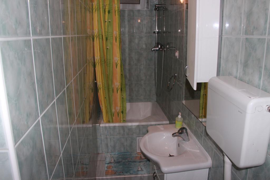 Guest House With Garden - Zuvan Split Bagian luar foto