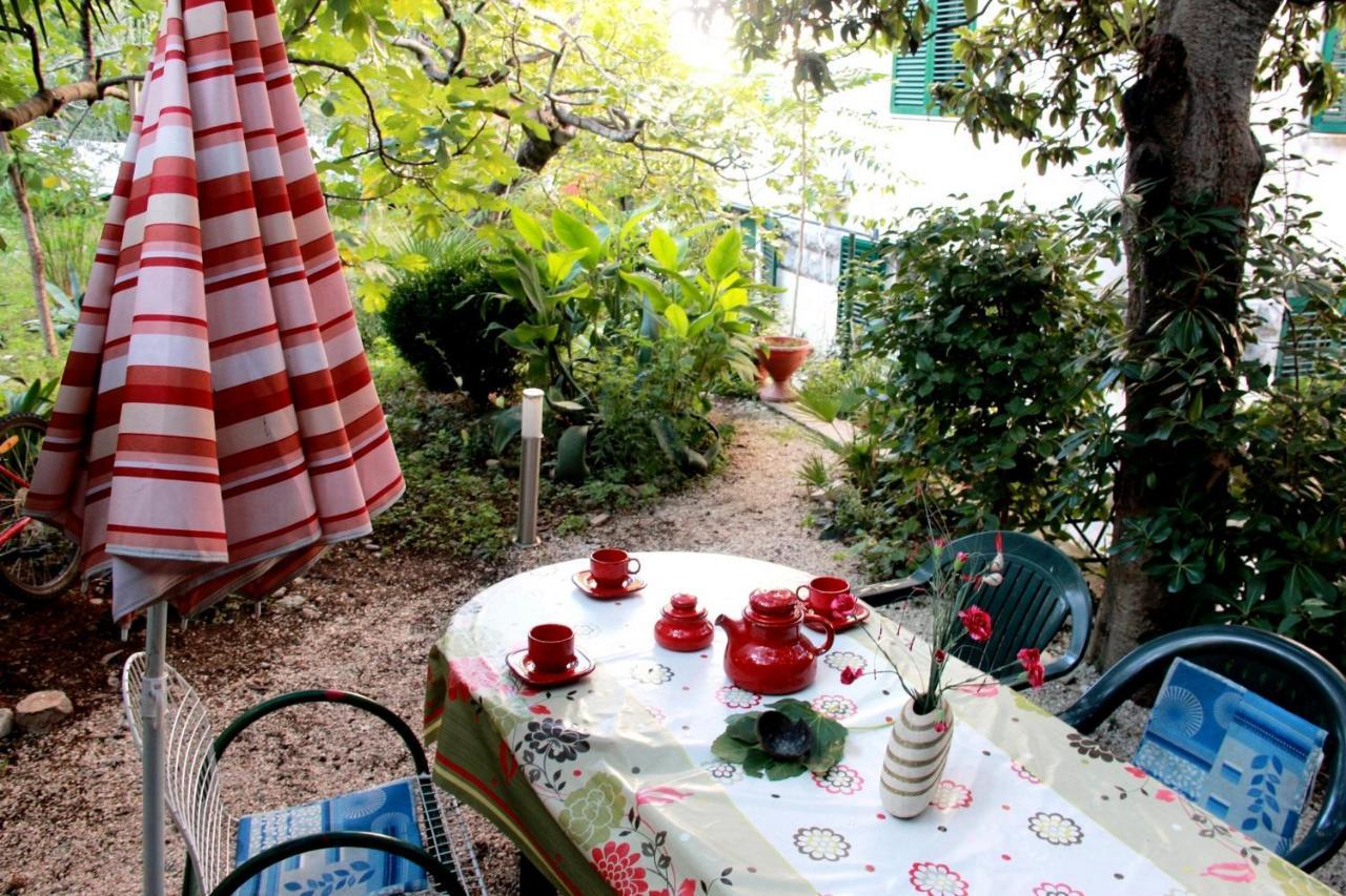 Guest House With Garden - Zuvan Split Bagian luar foto