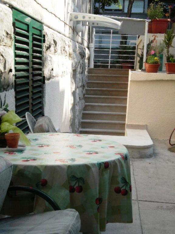 Guest House With Garden - Zuvan Split Bagian luar foto