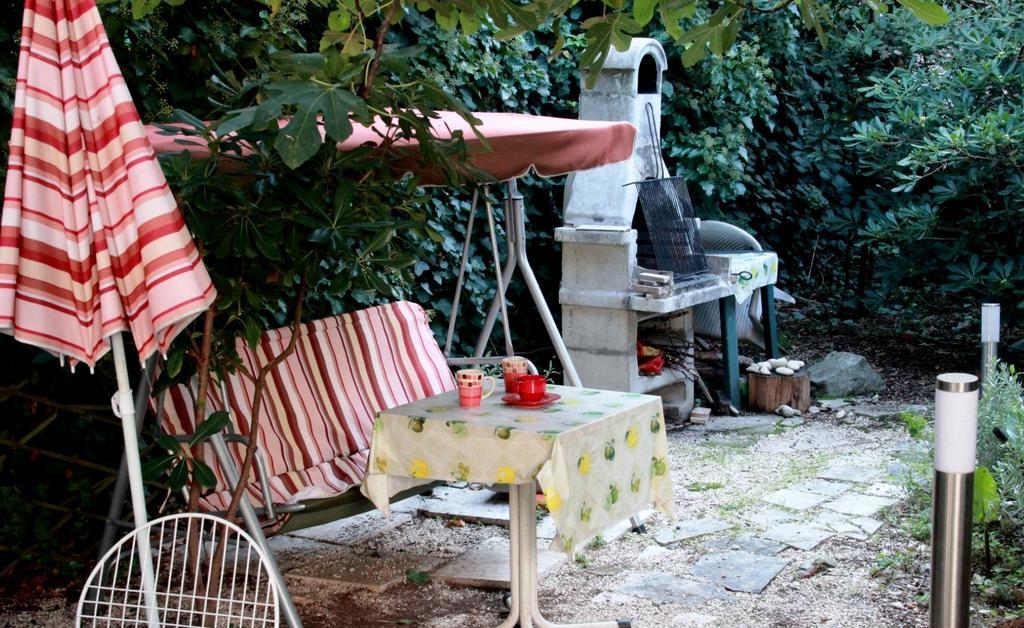Guest House With Garden - Zuvan Split Bagian luar foto