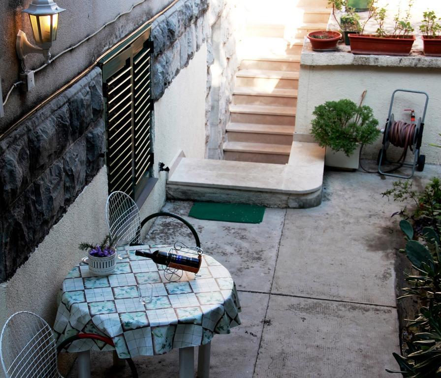 Guest House With Garden - Zuvan Split Bagian luar foto