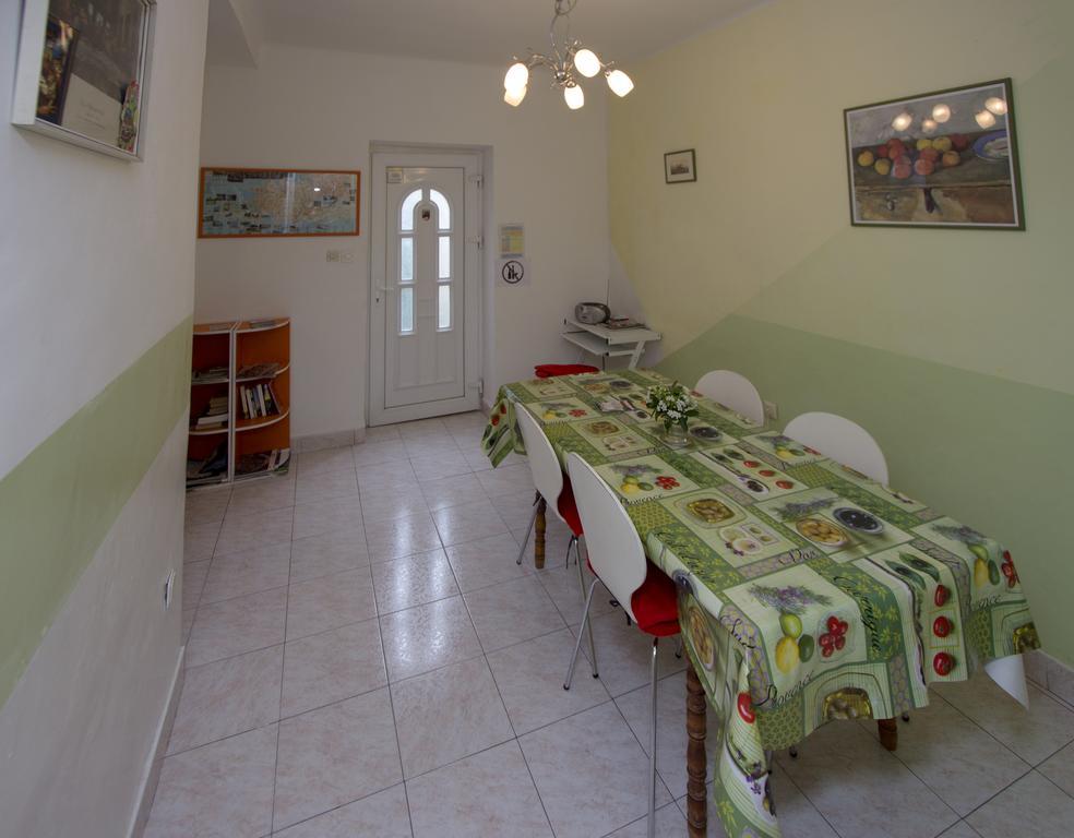 Guest House With Garden - Zuvan Split Bagian luar foto