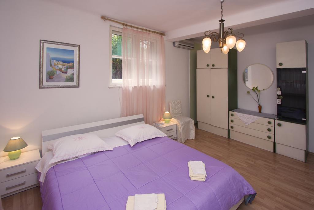 Guest House With Garden - Zuvan Split Bagian luar foto