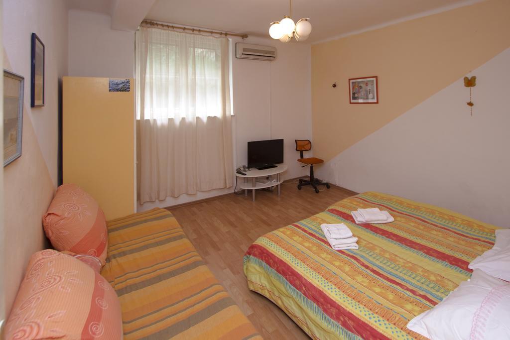 Guest House With Garden - Zuvan Split Bagian luar foto