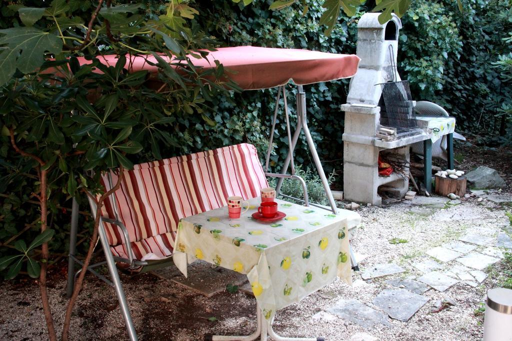 Guest House With Garden - Zuvan Split Bagian luar foto