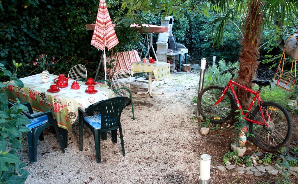 Guest House With Garden - Zuvan Split Bagian luar foto