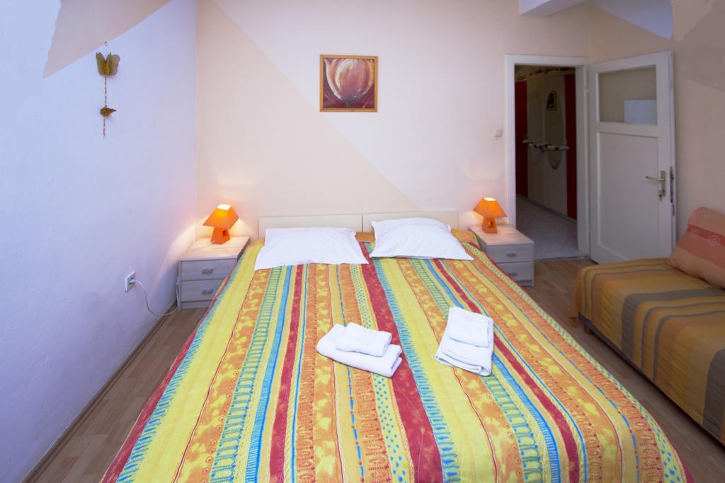 Guest House With Garden - Zuvan Split Bagian luar foto