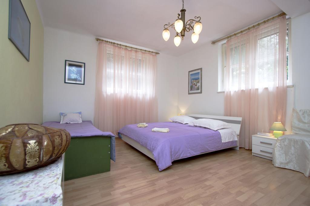 Guest House With Garden - Zuvan Split Bagian luar foto