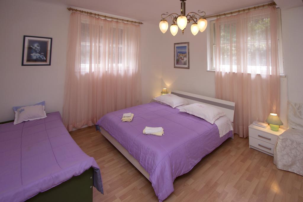 Guest House With Garden - Zuvan Split Bagian luar foto