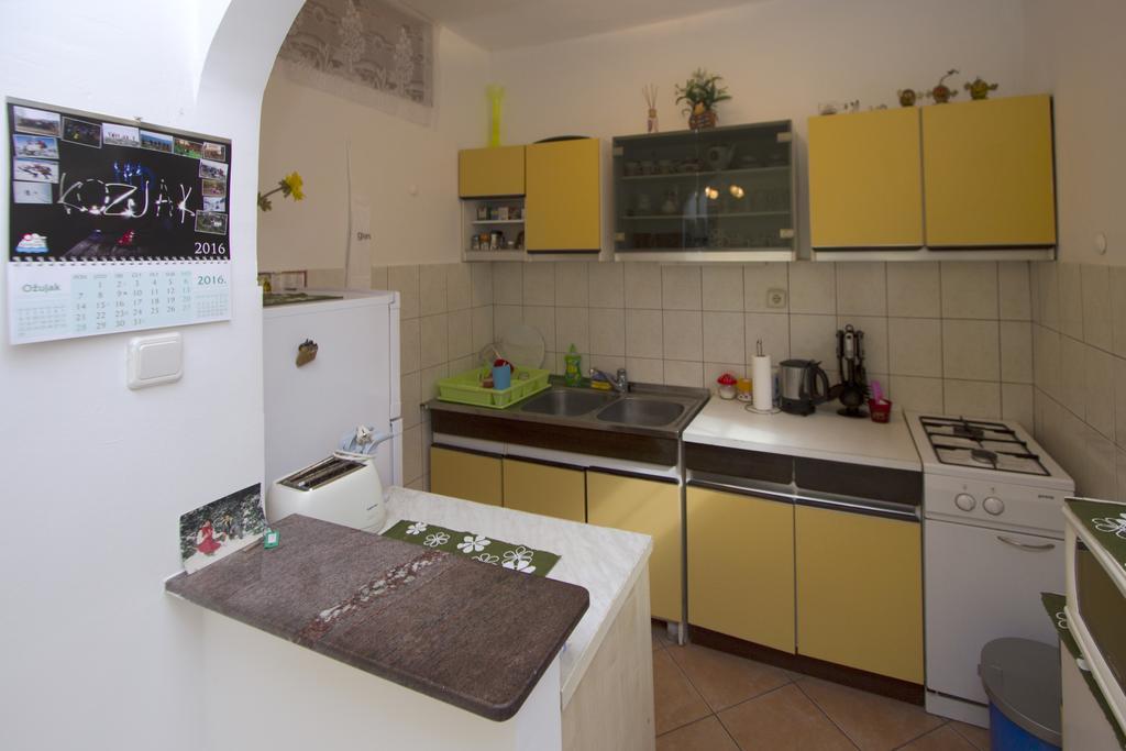 Guest House With Garden - Zuvan Split Bagian luar foto
