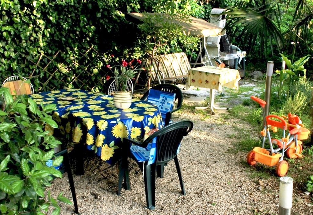 Guest House With Garden - Zuvan Split Bagian luar foto