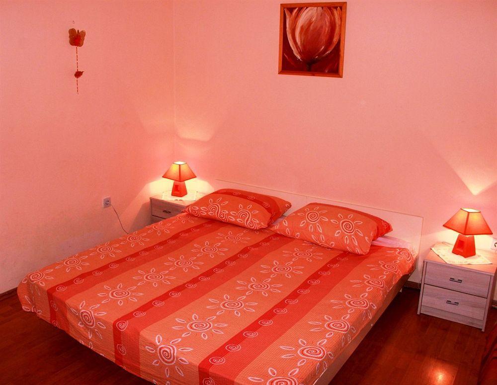 Guest House With Garden - Zuvan Split Bagian luar foto