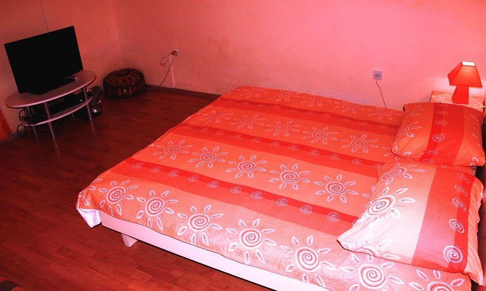 Guest House With Garden - Zuvan Split Bagian luar foto