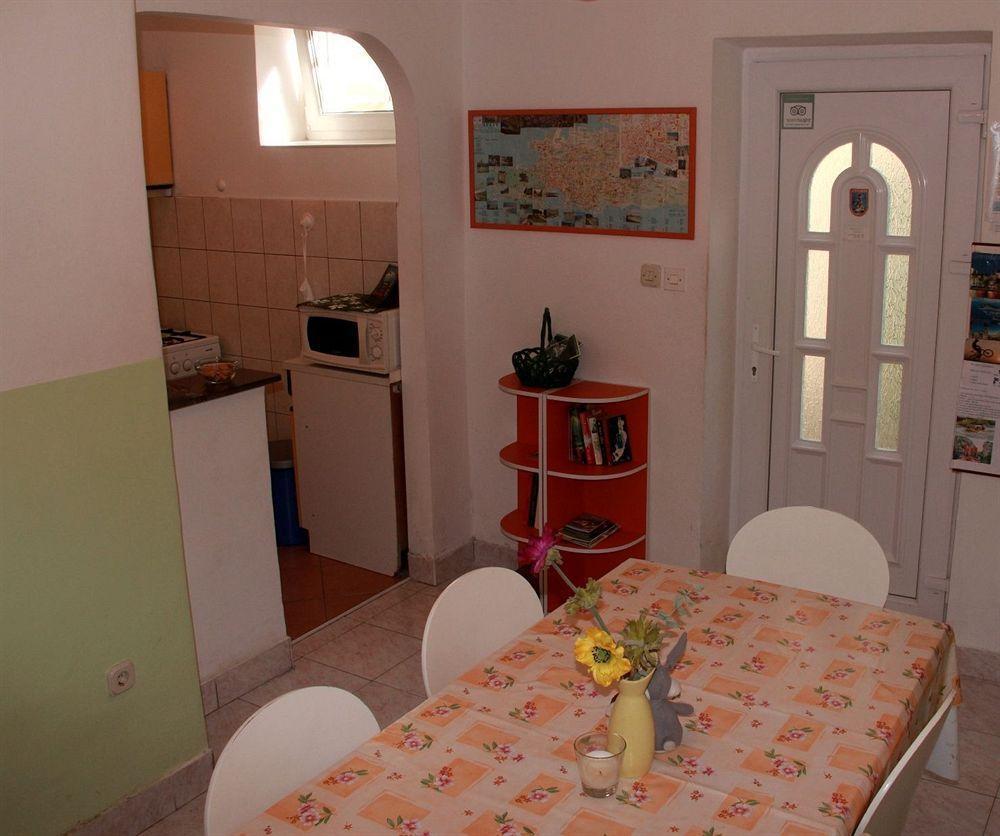 Guest House With Garden - Zuvan Split Bagian luar foto