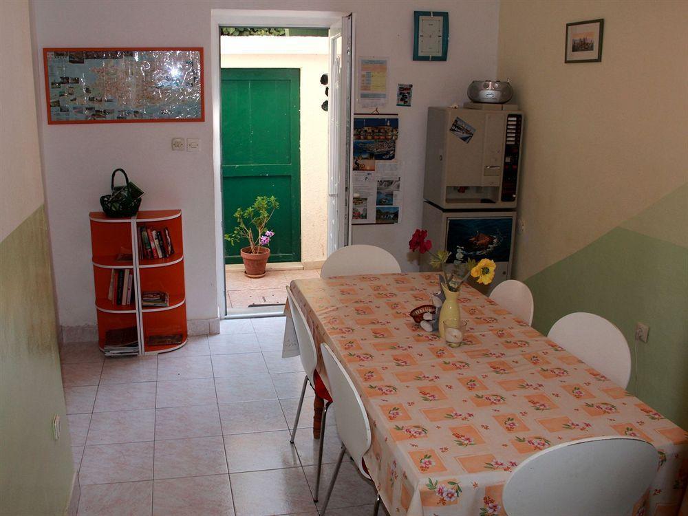 Guest House With Garden - Zuvan Split Bagian luar foto