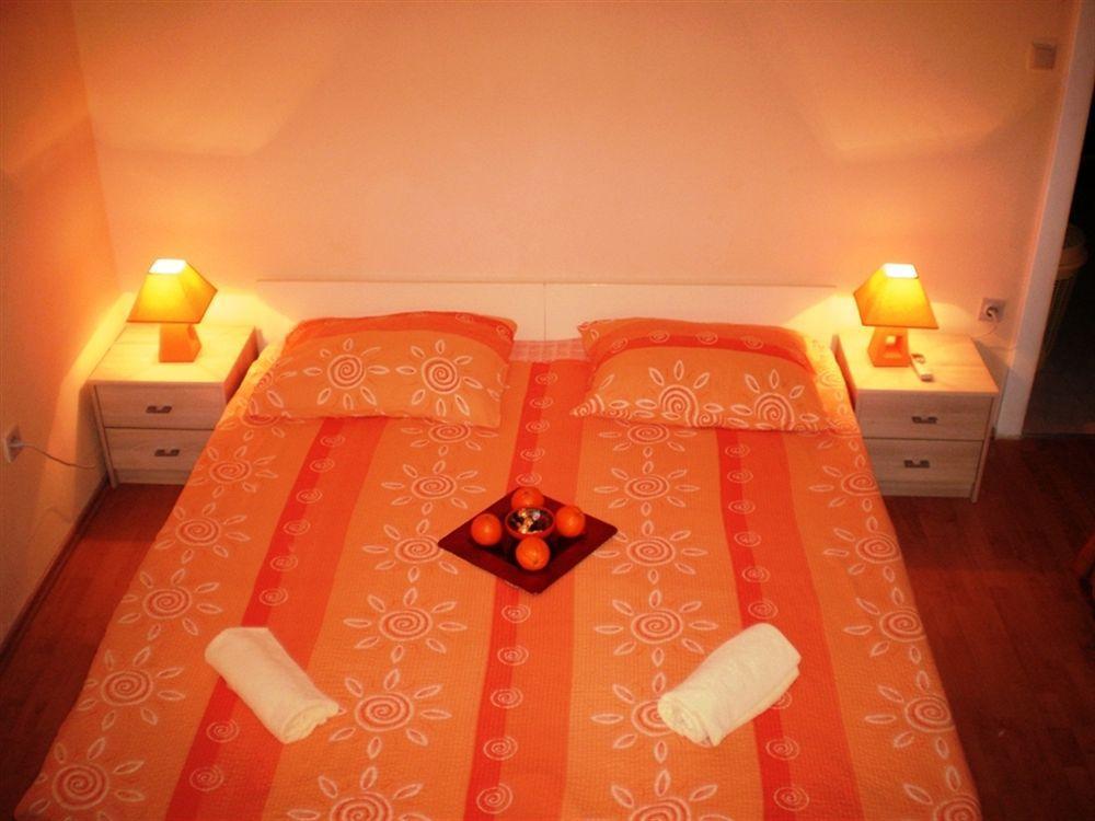 Guest House With Garden - Zuvan Split Bagian luar foto