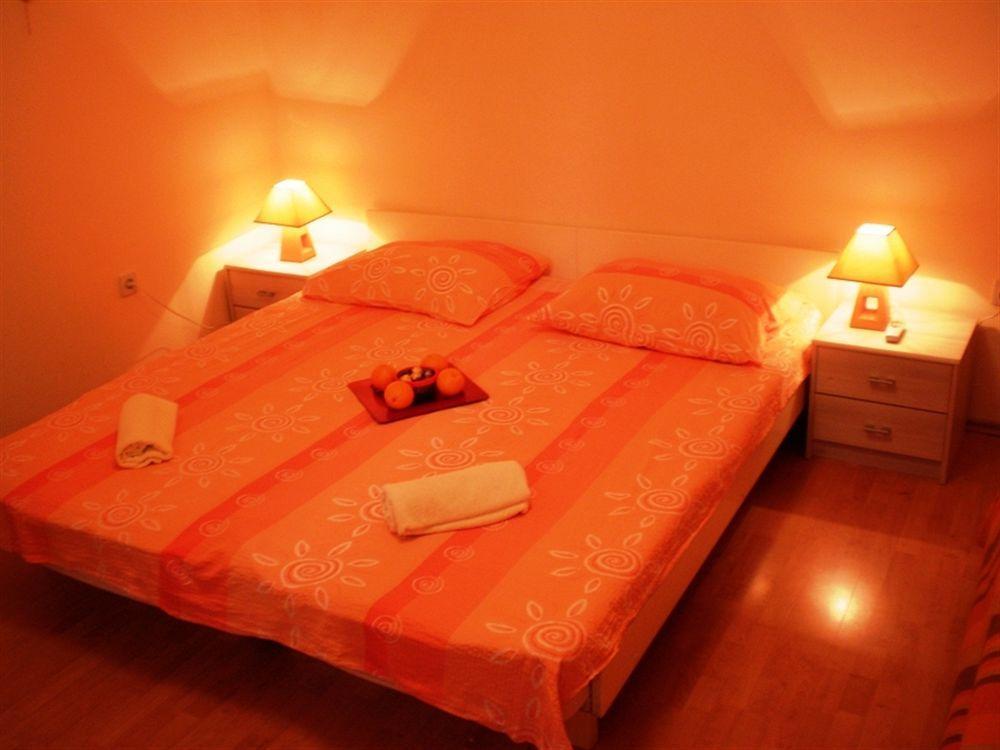 Guest House With Garden - Zuvan Split Bagian luar foto