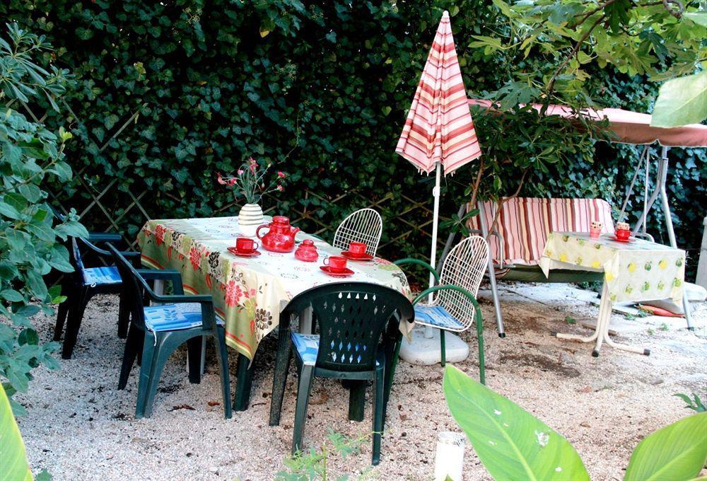 Guest House With Garden - Zuvan Split Bagian luar foto