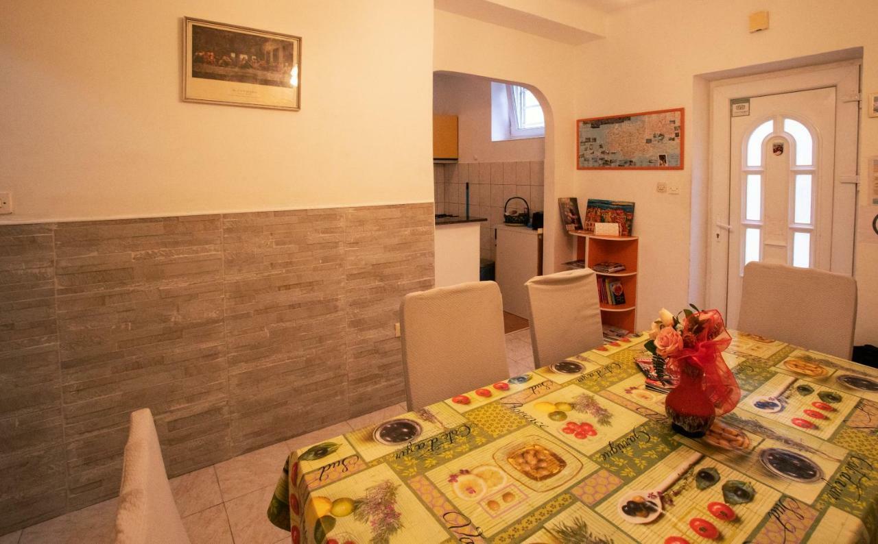 Guest House With Garden - Zuvan Split Bagian luar foto