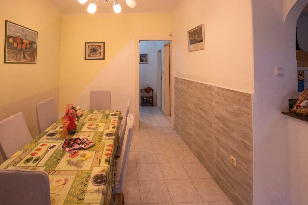 Guest House With Garden - Zuvan Split Bagian luar foto